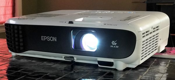 epson_projector_front_projecting