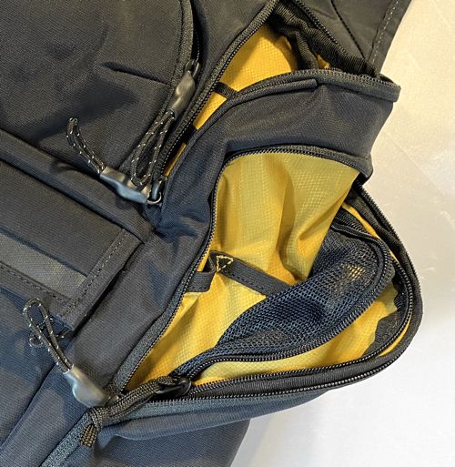thule_paramount_27L_backpack_side_compartment