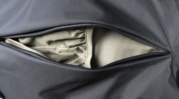 sthule_landmark_travel_pack zippered side pocket